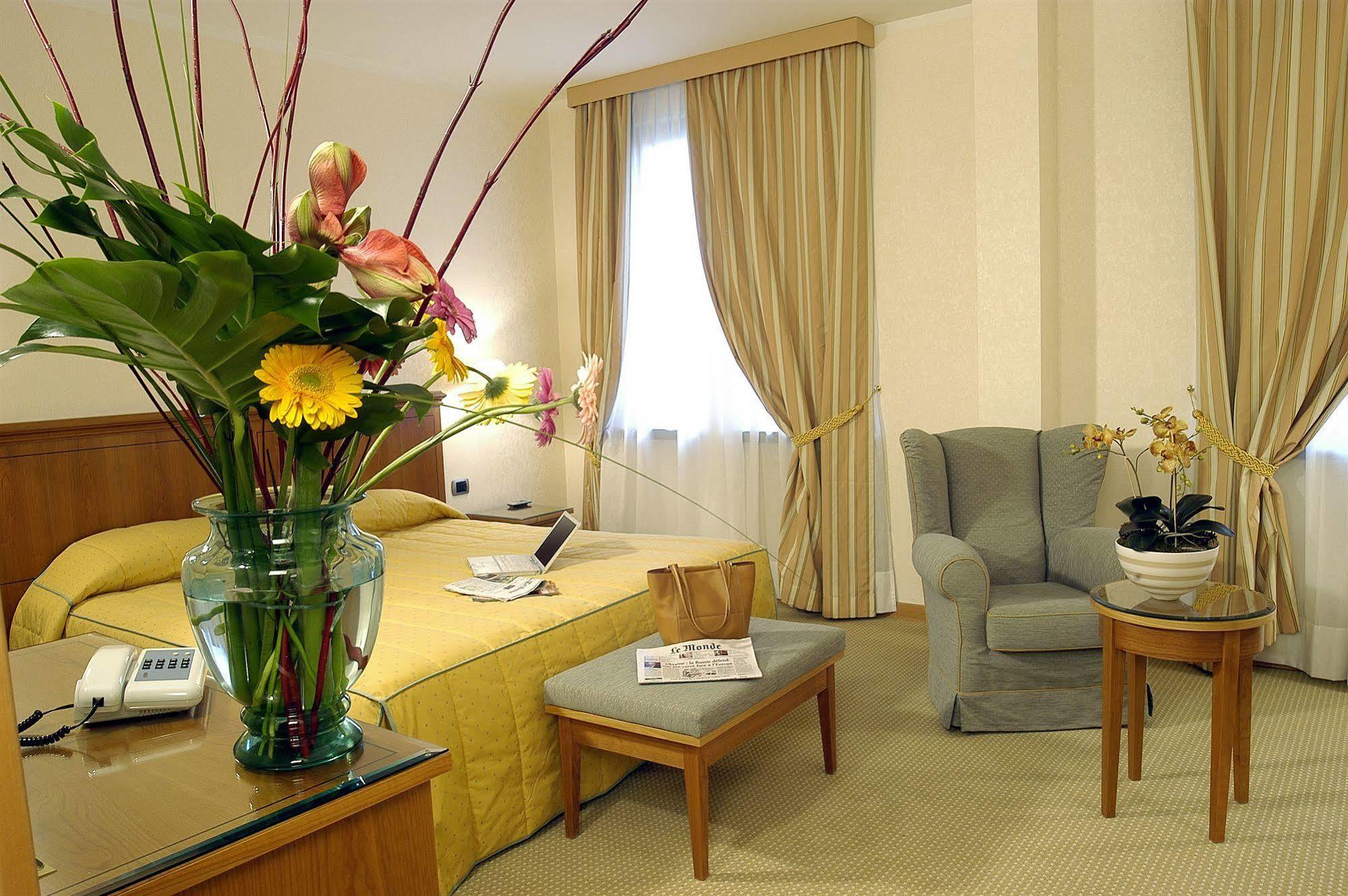 Hotel Excelsior Magenta Exteriér fotografie